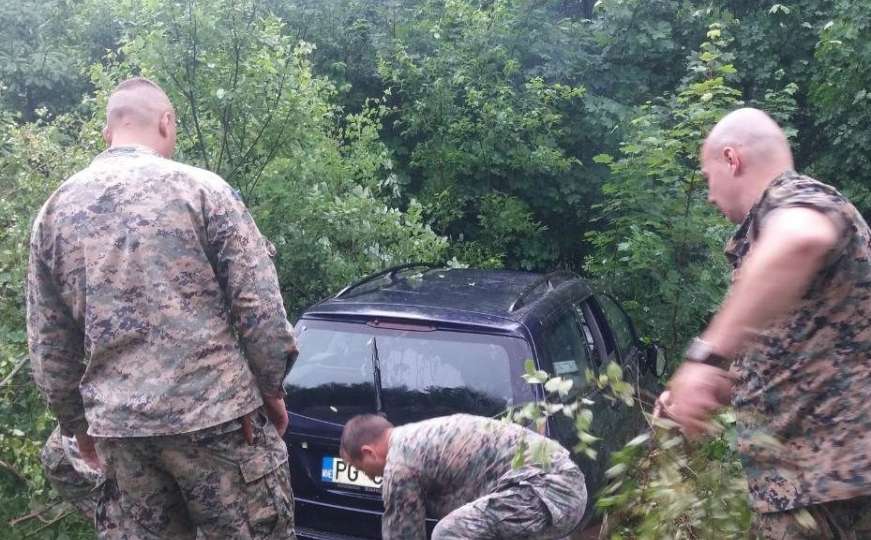 Crnogorci se u automobilu prevrnuli na krov, pripadnici OSBiH pritekli u pomoć 